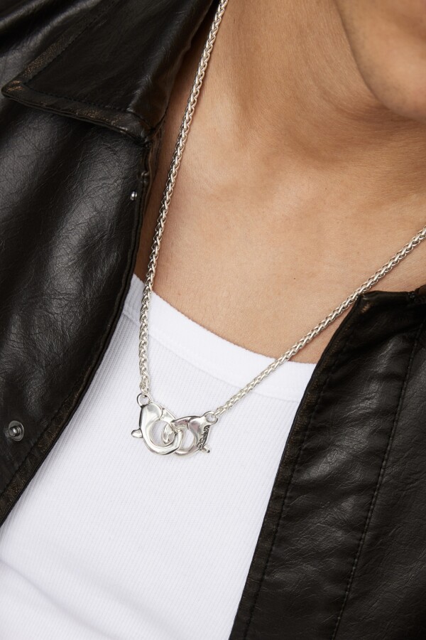 COLLAR BAÑADO EN PLATA CON DETALLE DE MOSQUETÓN ENTRELAZADO Colgante