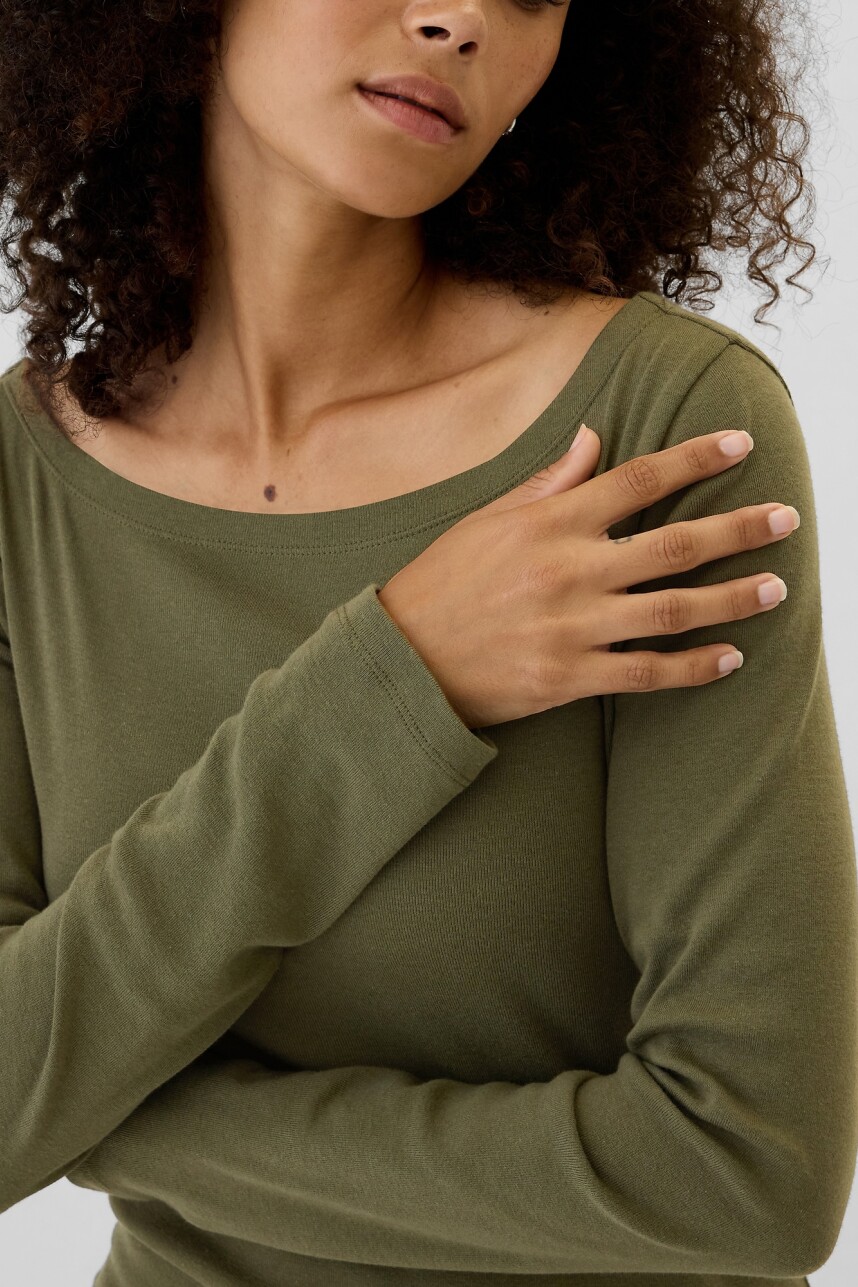 Remera Cuello Bote Mujer Olive Night