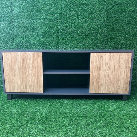 [OUTLET] Rack TV Luka 120 cm Grafito con Puertas Miel – Hasta 50” con Patas y 2 Nichos [SOLO RETIRO] [OUTLET] Rack TV Luka 120 cm Grafito con Puertas Miel – Hasta 50” con Patas y 2 Nichos [SOLO RETIRO]