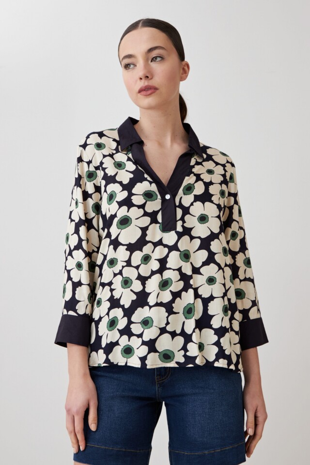 Blusa con estampa margaritas azul marino