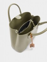 Bolso Tote Con Textura Y Colgante caqui