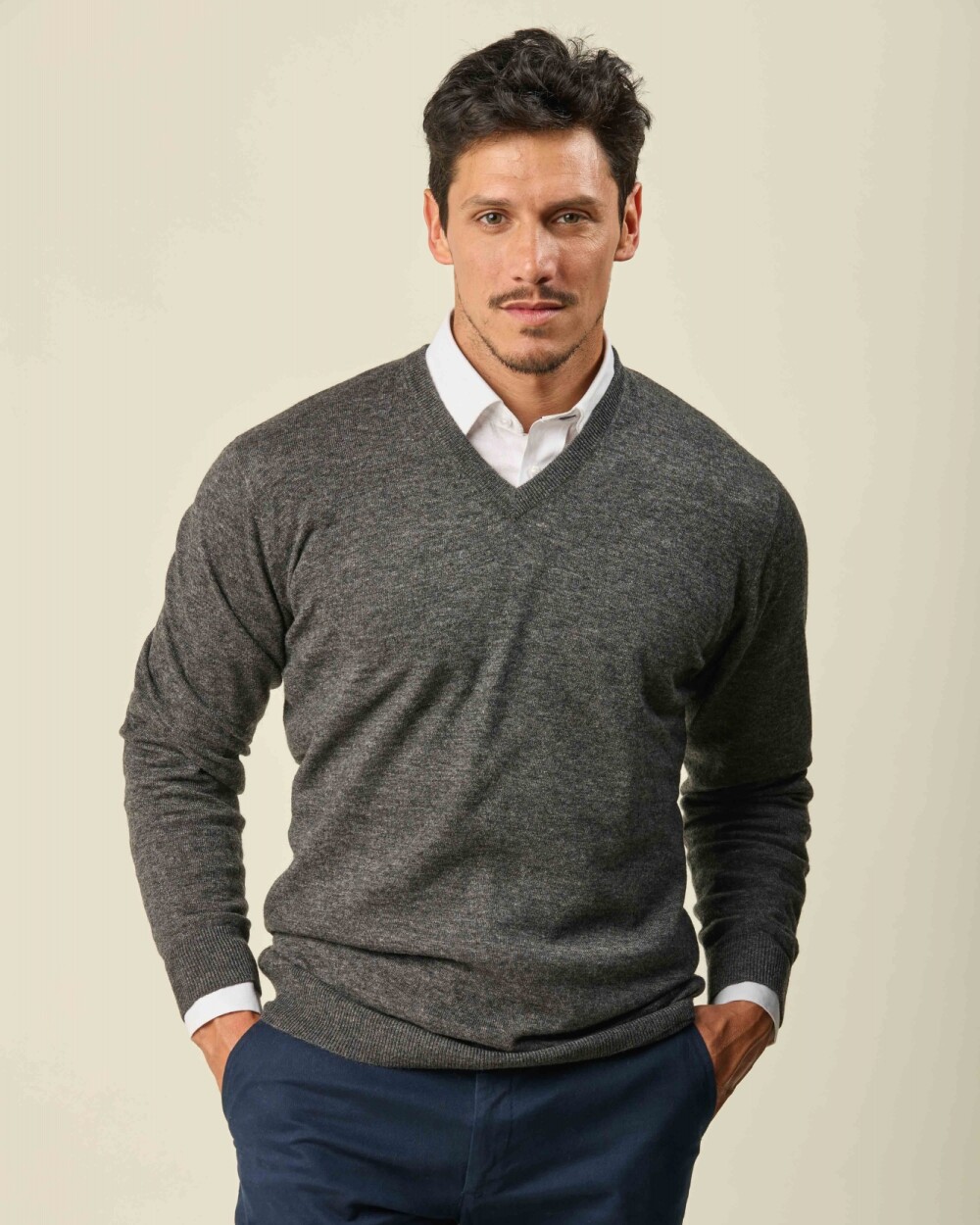 Buzo Lambswool Escote V Gris Oscuro