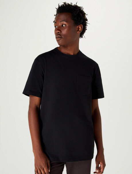 CAMISETA BÁSICA CON BOLSILLO NEGRO