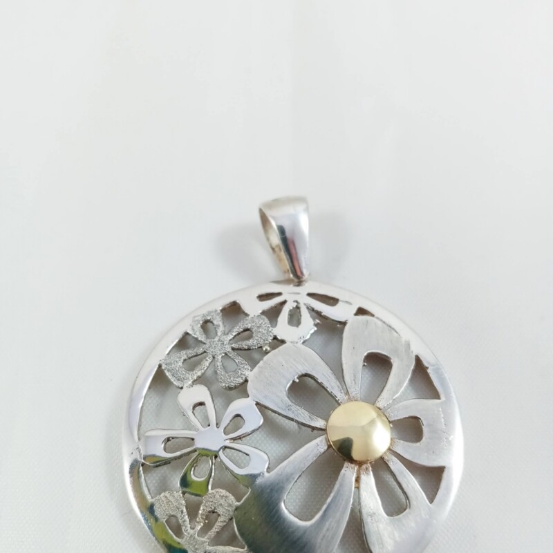 Medalla Calada en forma de Flores, en Plata y Oro Medalla Calada en forma de Flores, en Plata y Oro