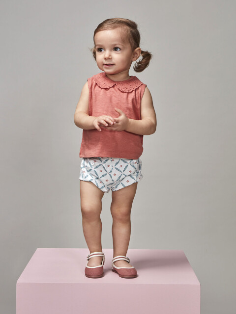Pantalon Corto Con Estampado De Ramitas Blanco