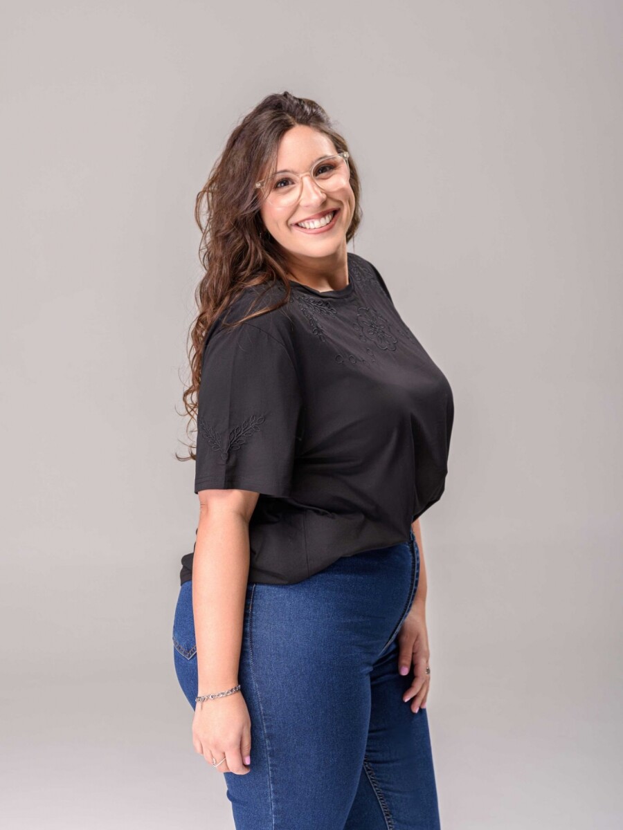 Remera Bordado Negro