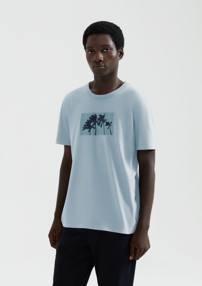 CAMISETA CON ESTAMPA - CELESTE 