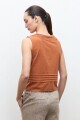 Blusa con alforzas lacre