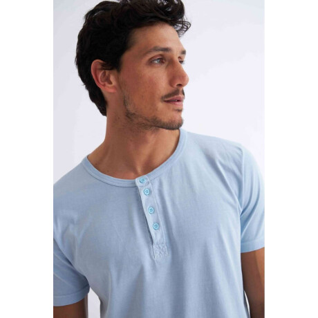 Remera básica Ottis Celeste