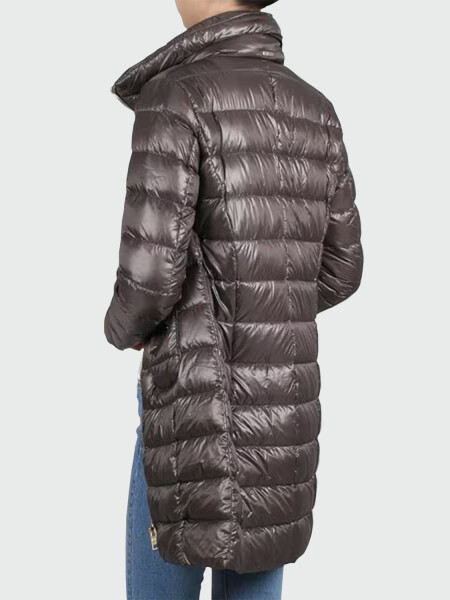 Herno - Campera larga con bolsillos confeccionada en nylon ultraligth. María Gris