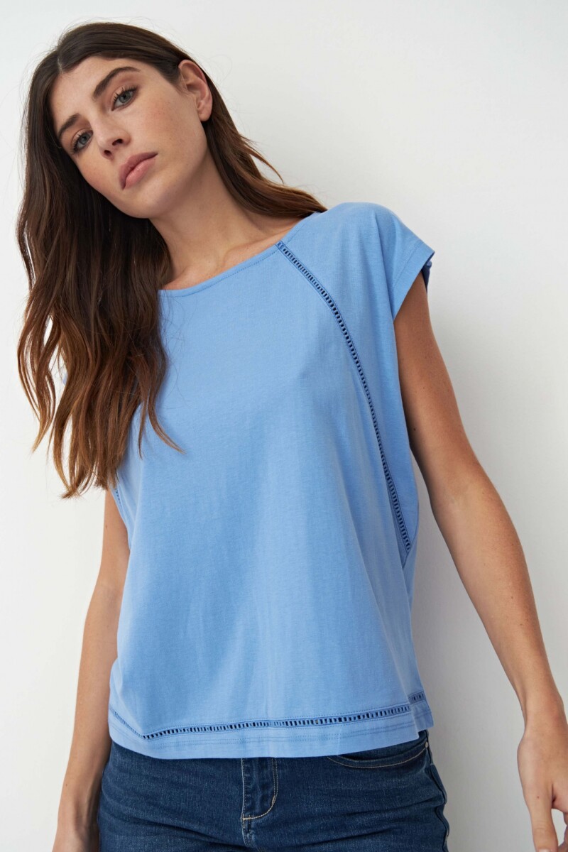 Remera escote base con vainillas celeste