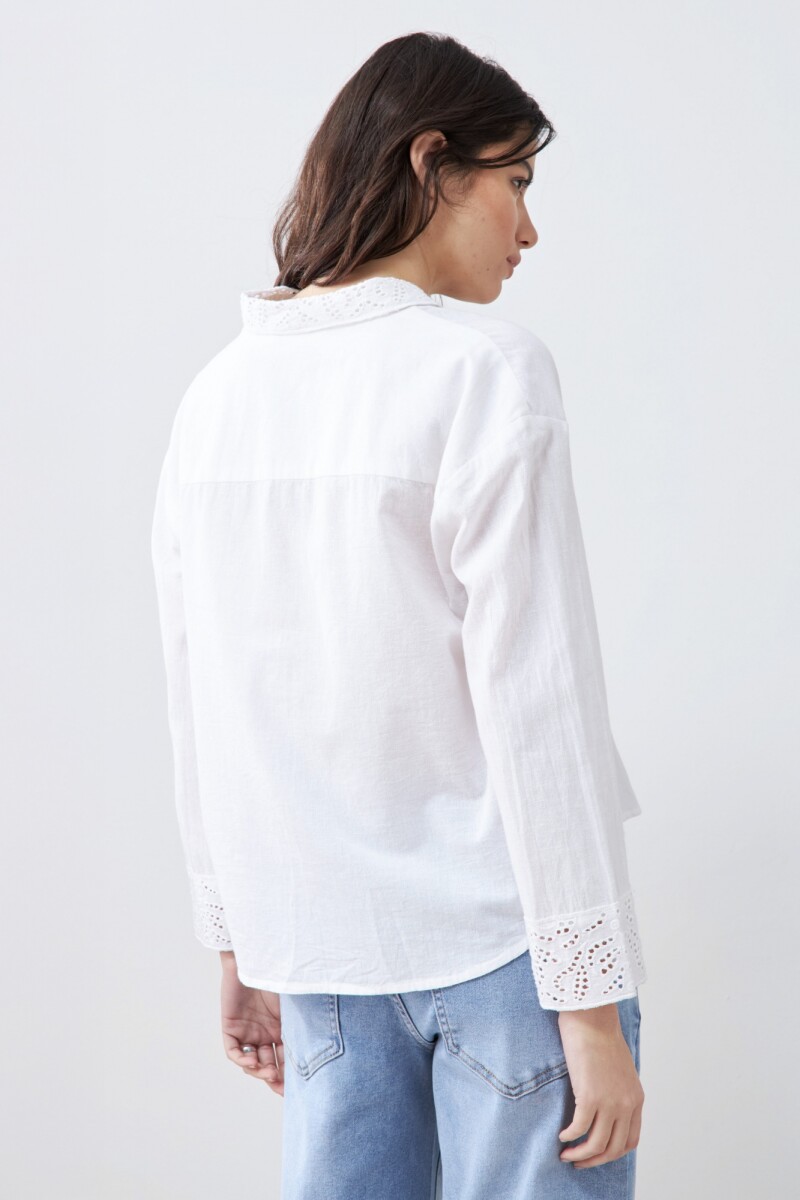 Camisa con cuello y puños bordados blanco