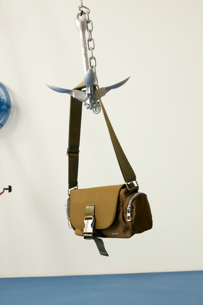 Bandolera de tela con tapa y hebilla - verde 