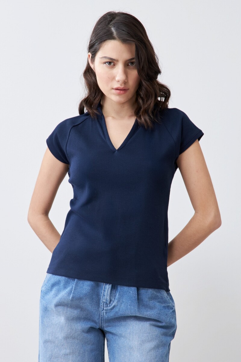 Remera canalé cuello polo azul marino