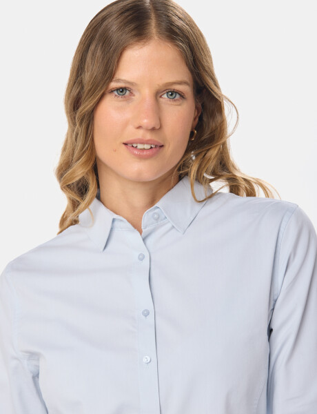 CAMISA LISA CON SPANDEX Celeste