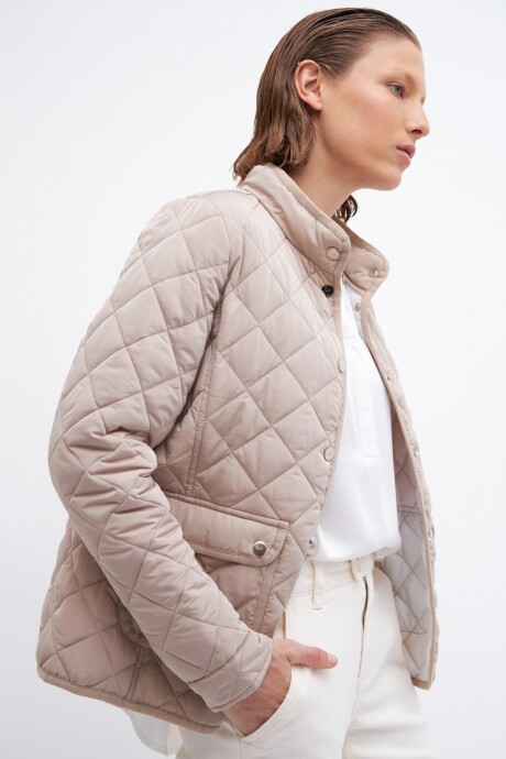 Campera capitoneada con bolsillos visón