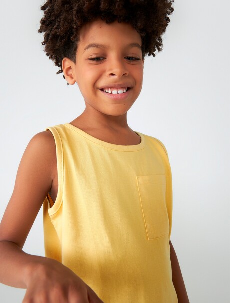 MUSCULOSA DE NIÑO ESTAMPADA CON BOLSILLO AMARILLO