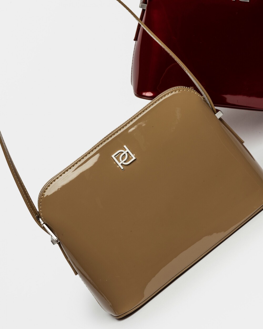 Bandolera Dyna En Efecto Cuero Charol Taupe
