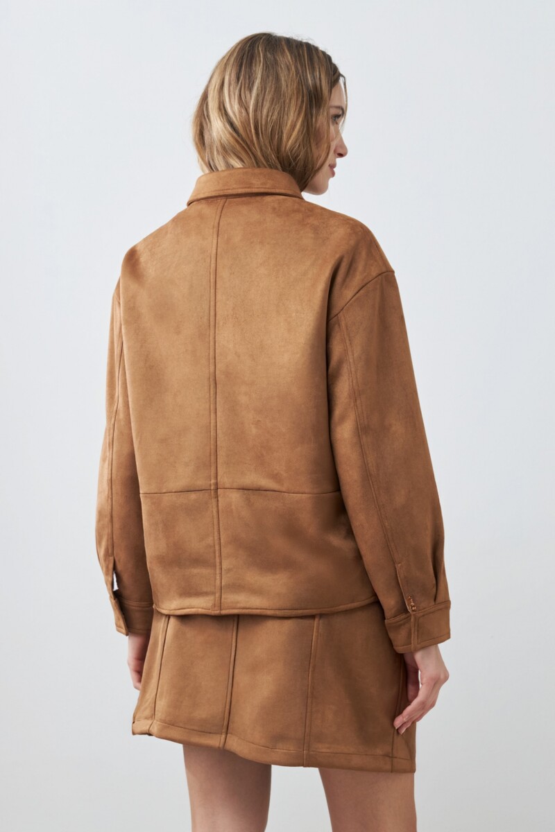 Chaqueta simil gamuza con bolsillos tostado