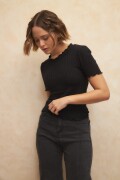 REMERA AVELLANA Negro