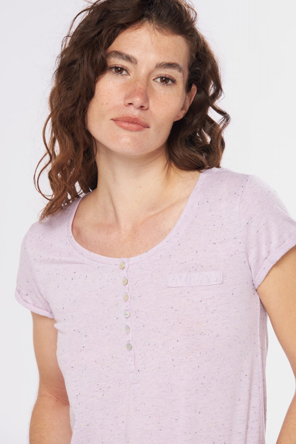 REMERA CON BOTONES Lavanda