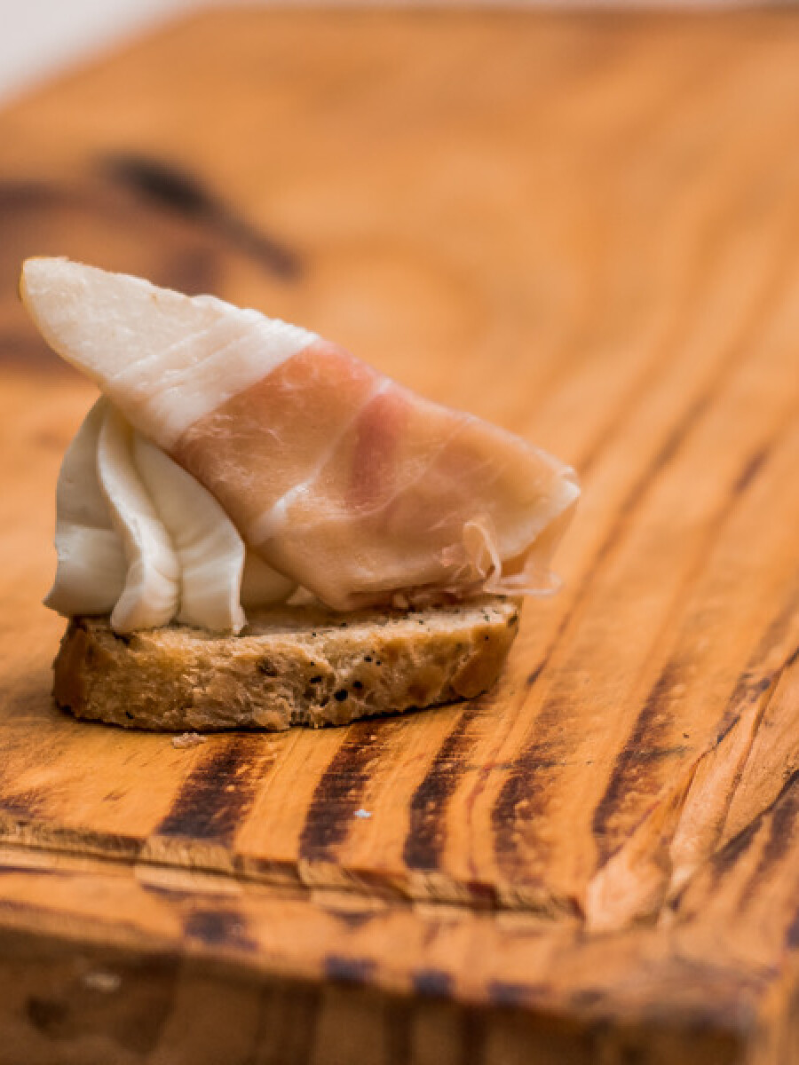 Brusqueta de jamón crudo, filadelfia y pera fresca Brusqueta de jamón crudo, filadelfia y pera fresca