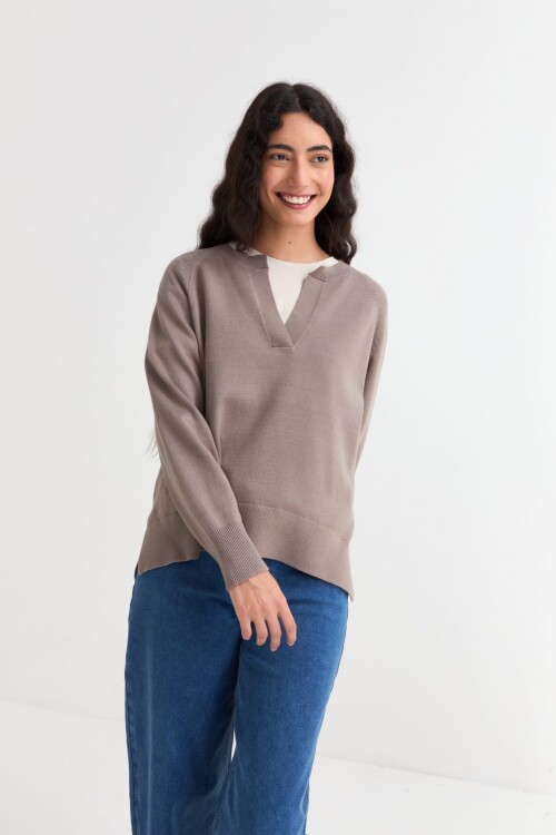 Sweater con cuello abierto y tajos laterales CHOCOLATE