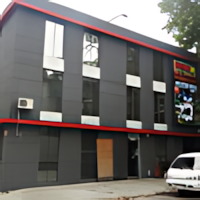 La Comercial: Democracia 2433 Esq. Domingo Aramburu.