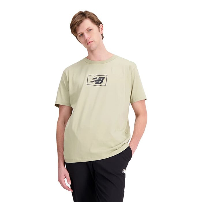 Remera New Balance ESSENTIALS de Hombre - MT33512FUG Verde Seco