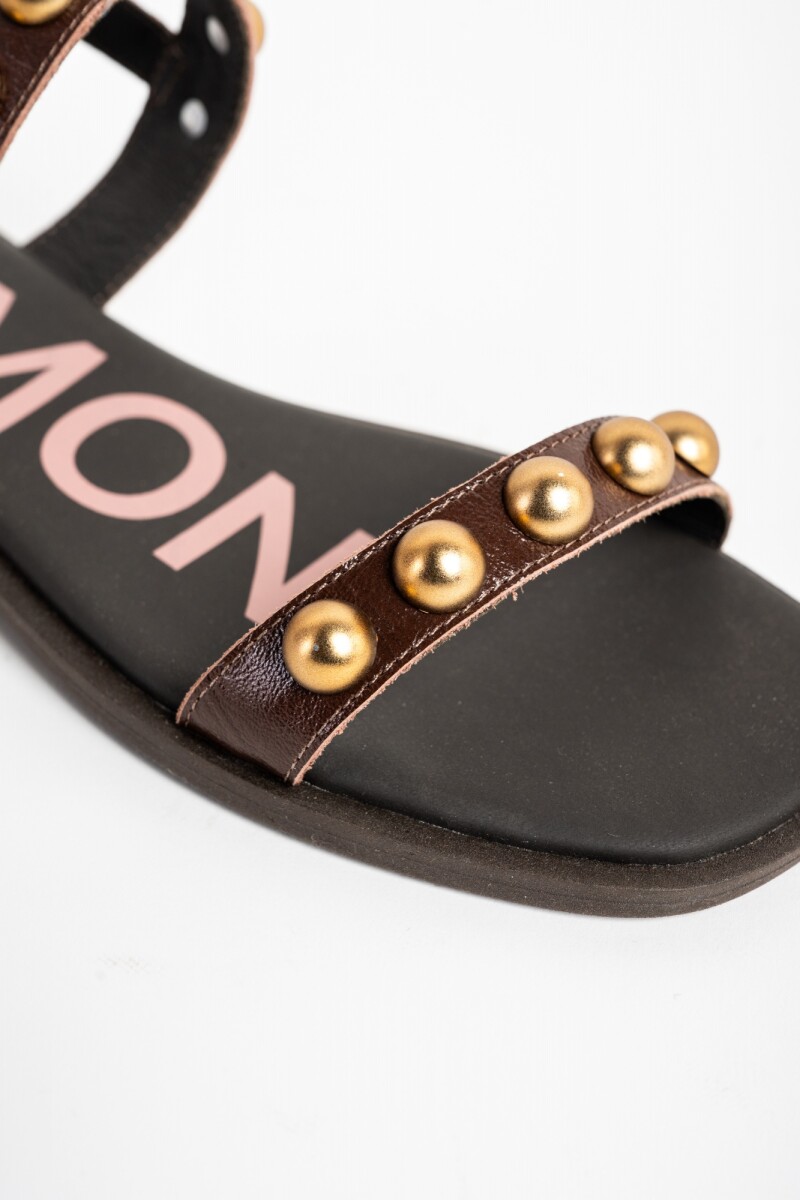 Sandalias De Cuero Con Tachas Chocolate