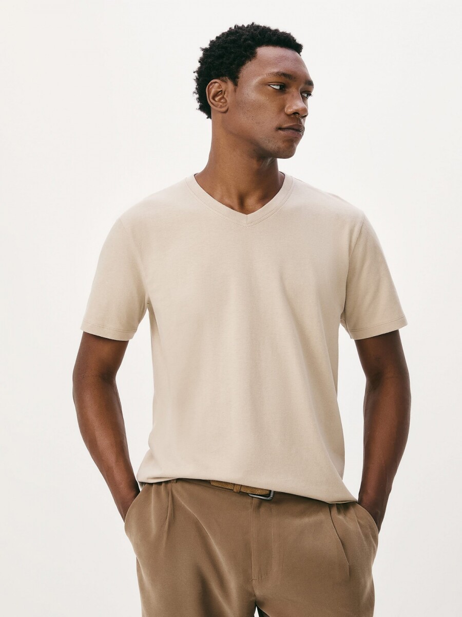 CAMISETA BÁSICA MANGA CORTA CUELLO EN V - BEIGE 