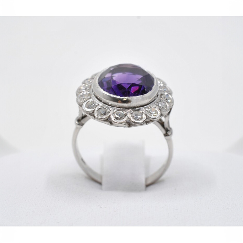 Anillo En Oro Blanco 18K Con Brillantes E Importante Amatista Anillo En Oro Blanco 18K Con Brillantes E Importante Amatista