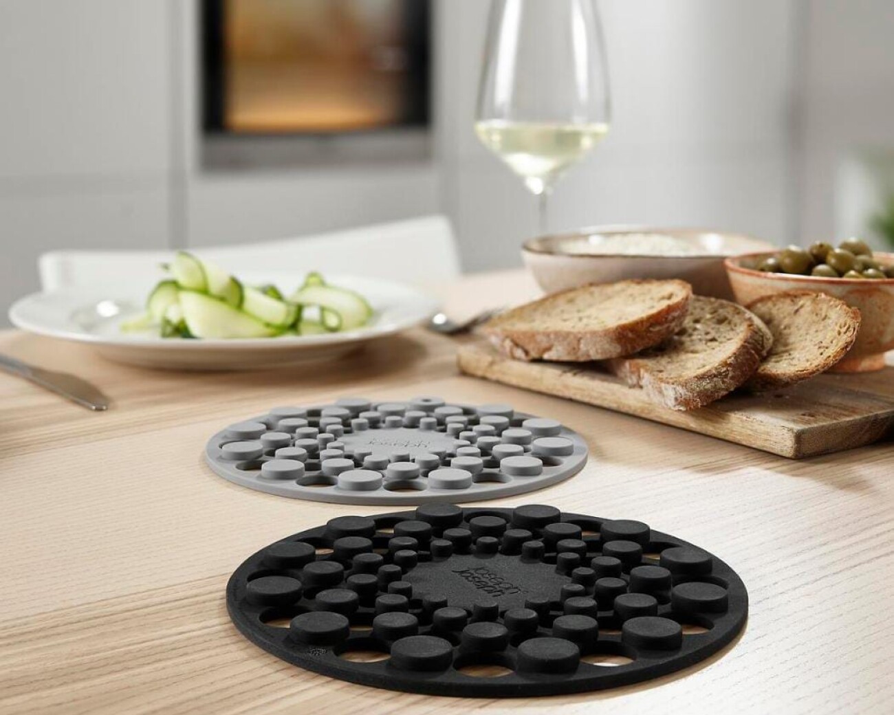 Set de 2 Posafuentes de Silicona Joseph Joseph Spot-On Set de 2 Posafuentes de Silicona Joseph Joseph Spot-On