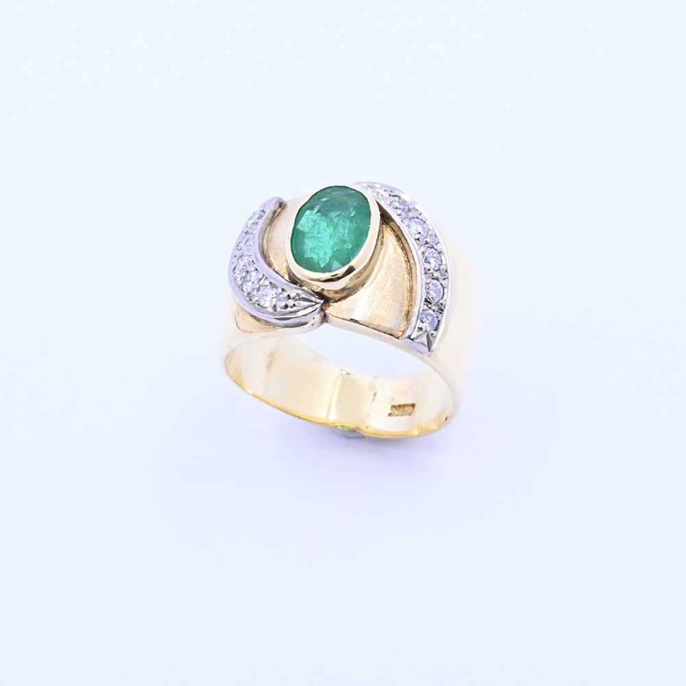 Anillo oro 18k con brillantes y esmeralda. Anillo oro 18k con brillantes y esmeralda.