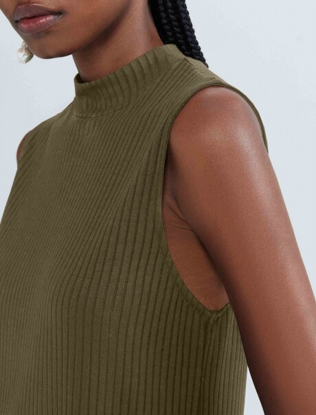VESTIDO CORTO CON CUELLO ALTO VERDE