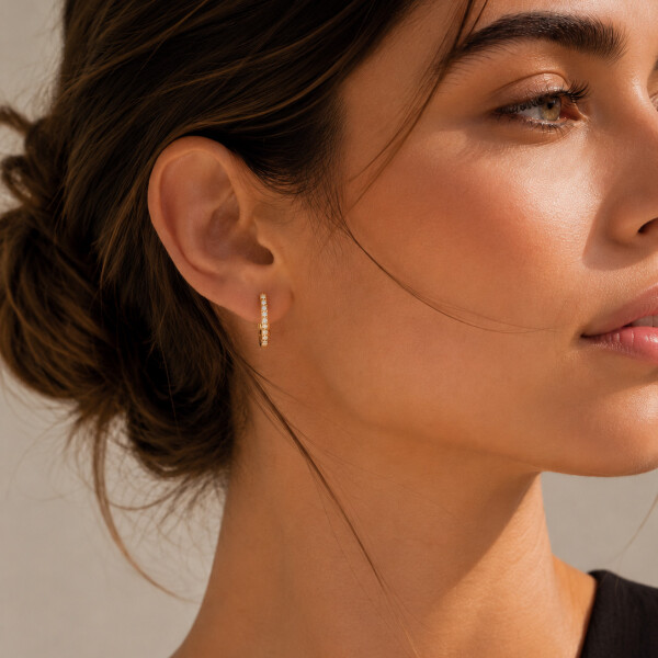 Aros Lina en oro amarillo 18k con brillantes. Aros Lina en oro amarillo 18k con brillantes.