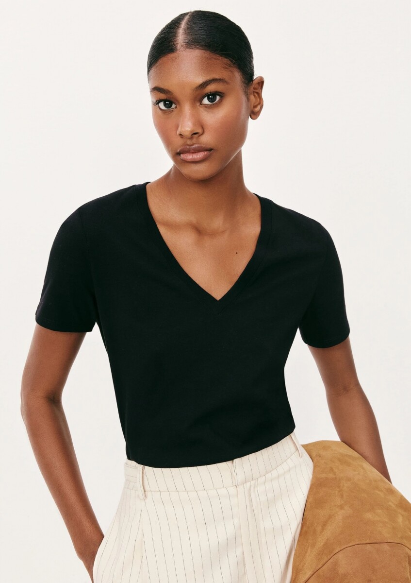 CAMISETA BÁSICA MANGA CORTA CUELLO EN V - NEGRO 