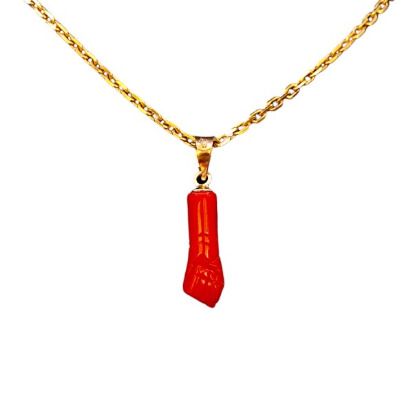 Dije Puño Higa-Oro bajo-Resina roja-CP8584 sinpiedra