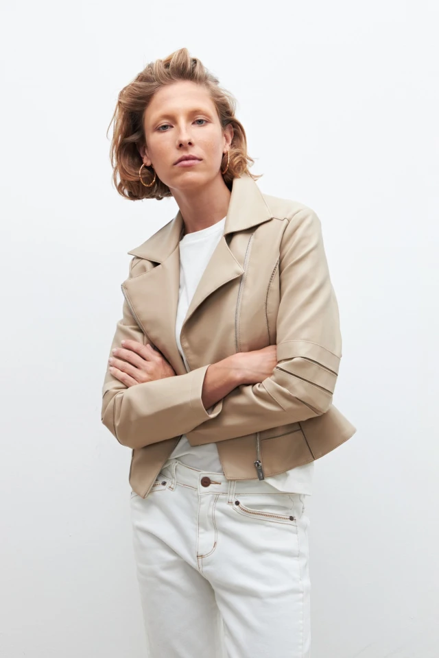 Chaqueta biker eco cuero con cortes en tul beige