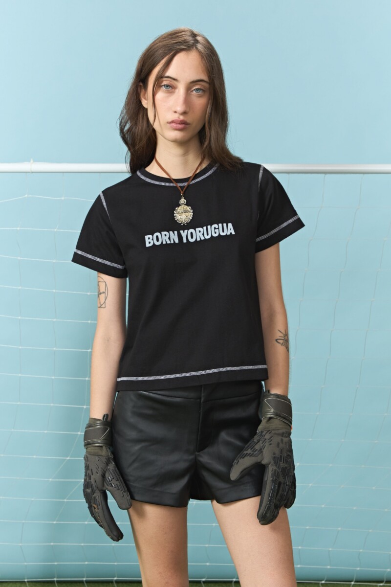 Remera con pespunte negro