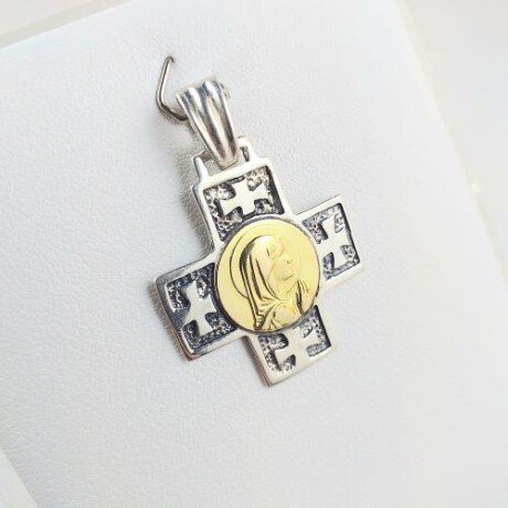 Cruz de plata 925 con medalla central de la Virgen niña en double de oro 18 Ktes. Medidas: 2.3 cm * 2.3 cm, espesor 1.5 mm Cruz de plata 925 con medalla central de la Virgen niña en double de oro 18 Ktes. Medidas: 2.3 cm * 2.3 cm, espesor 1.5 mm
