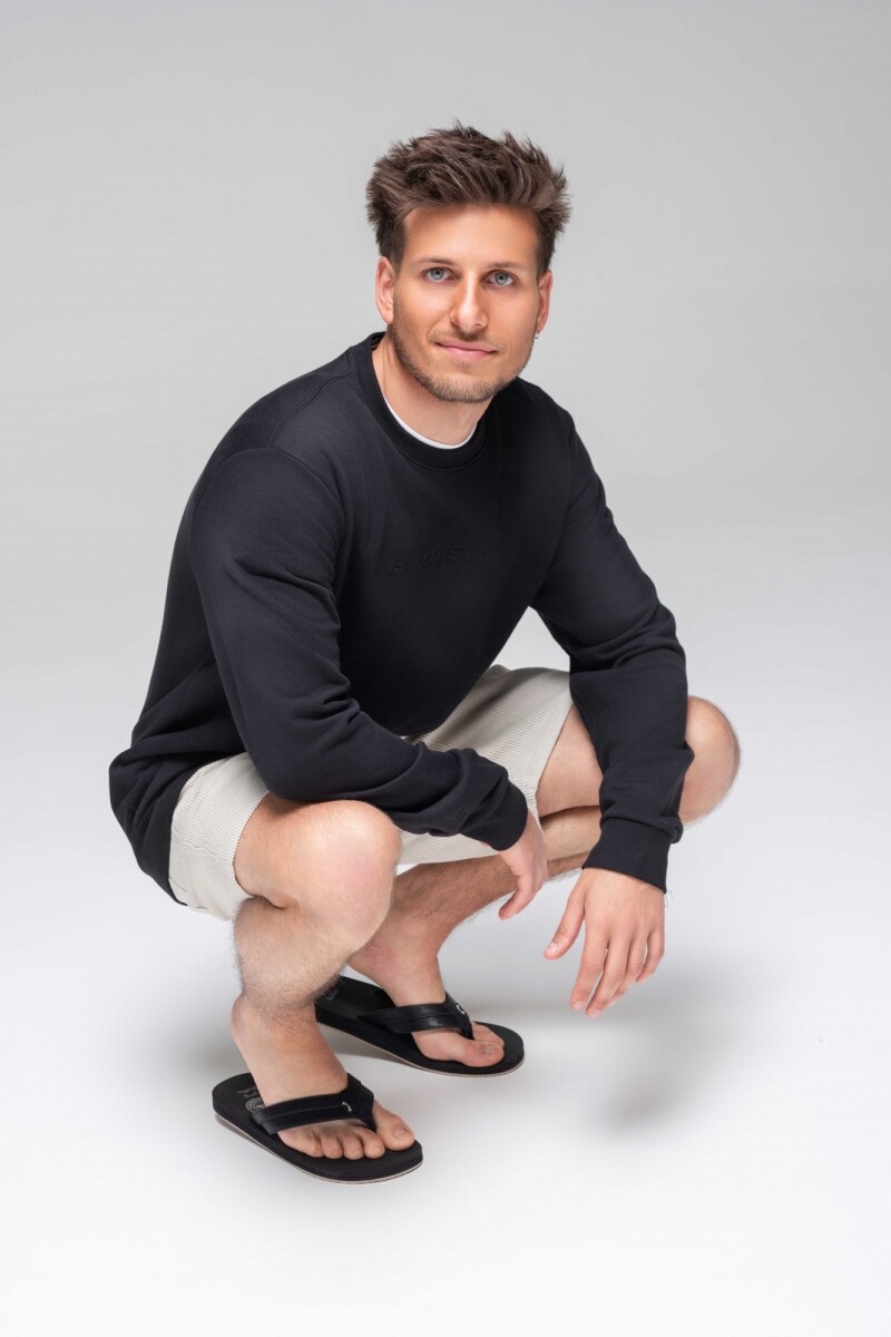 ICONIC EMBOSS CREW U-negro2