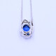 Colgante oro 18k blanco con zafiro azul oval y brillantes. Colgante oro 18k blanco con zafiro azul oval y brillantes.