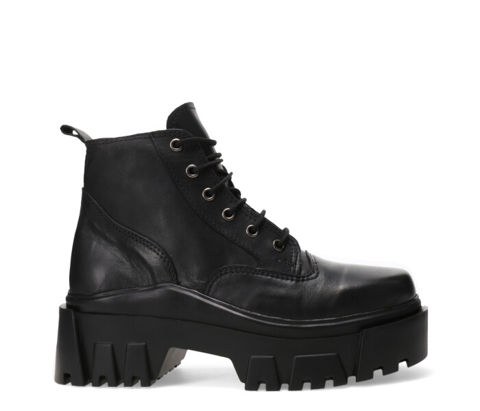 Bota TAI acordonada de cuero Black