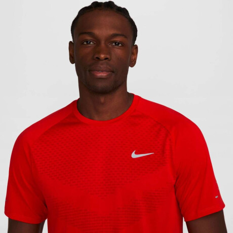 Remera Nike Dri-Fit Adv Stride Top de Hombre Rojo