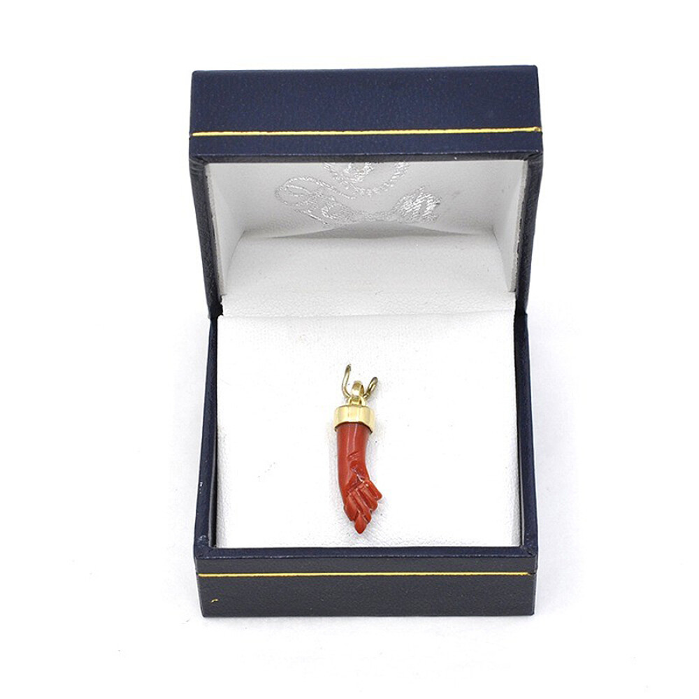 Colgante De 1.5 Cms en Oro 18 K Con Manito De Coral Colgante De 1.5 Cms en Oro 18 K Con Manito De Coral