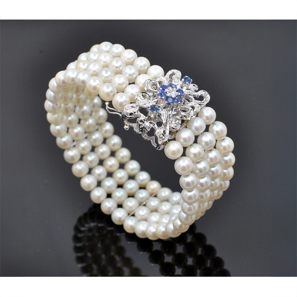 Pulsera 4 Hilos De Perlas 5 A 5.5 Mm, Con Importante Broche En Oro 18 K Zafiros Y Brillantes Pulsera 4 Hilos De Perlas 5 A 5.5 Mm, Con Importante Broche En Oro 18 K Zafiros Y Brillantes
