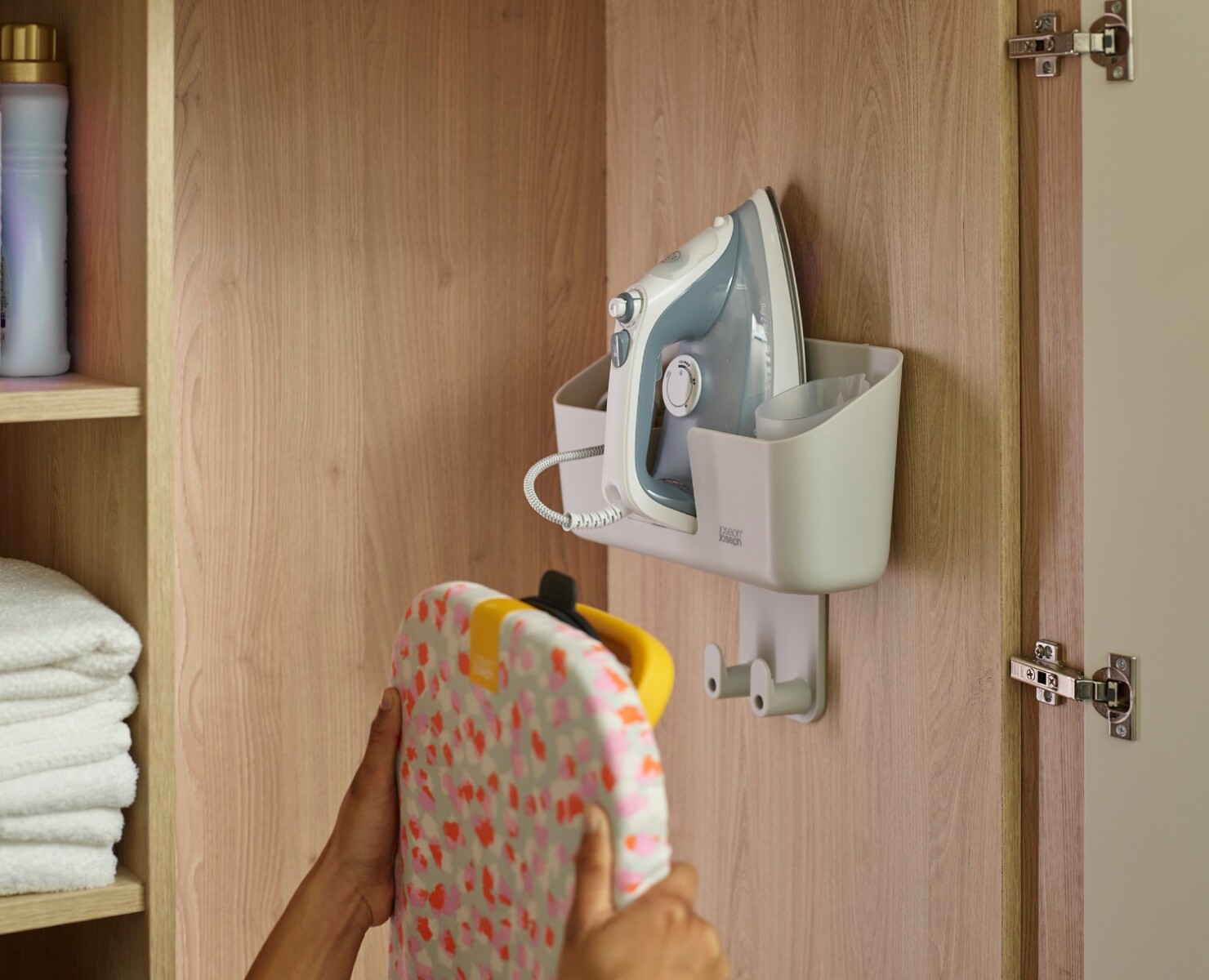 Organizador de Pared para Plancha y Tabla de Planchar Joseph Joseph IronHub™ 