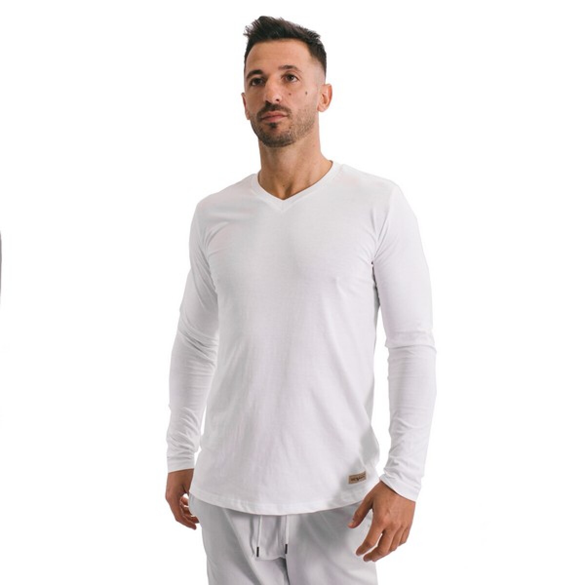 Remera - Muvem - Muvem MEN "V" NECK ML de Hombre - WMU21018 - Blanco 