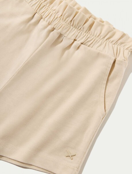 SHORT BÁSICO CON BOLSILLOS Y BORDADO BLANCO